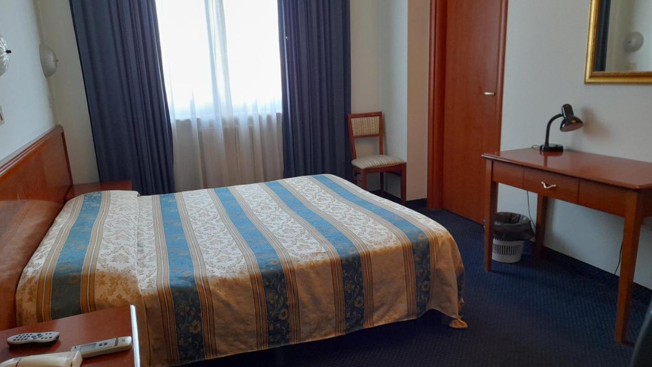 Hotel Tortorina ウルビーノ エクステリア 写真